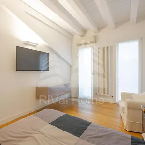 Nuovo E Luminoso Appartamento